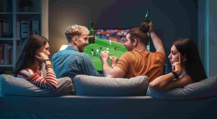 Wat is de beste iptv voor Nederland 13 girls talking while men are watching soccer on tv